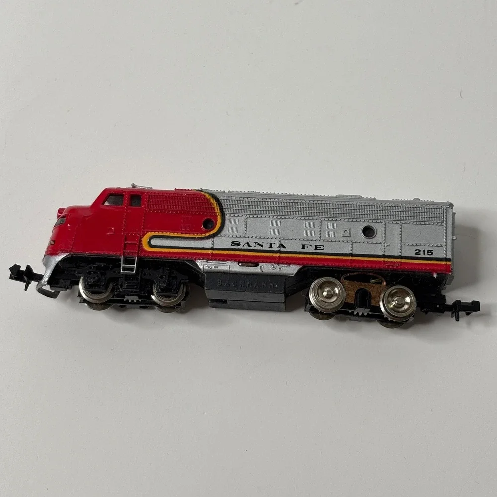 N-Scale Bachmann Santa Fe F7-A Dummy Non-Powered Diesel Locomotive #215‎ Train